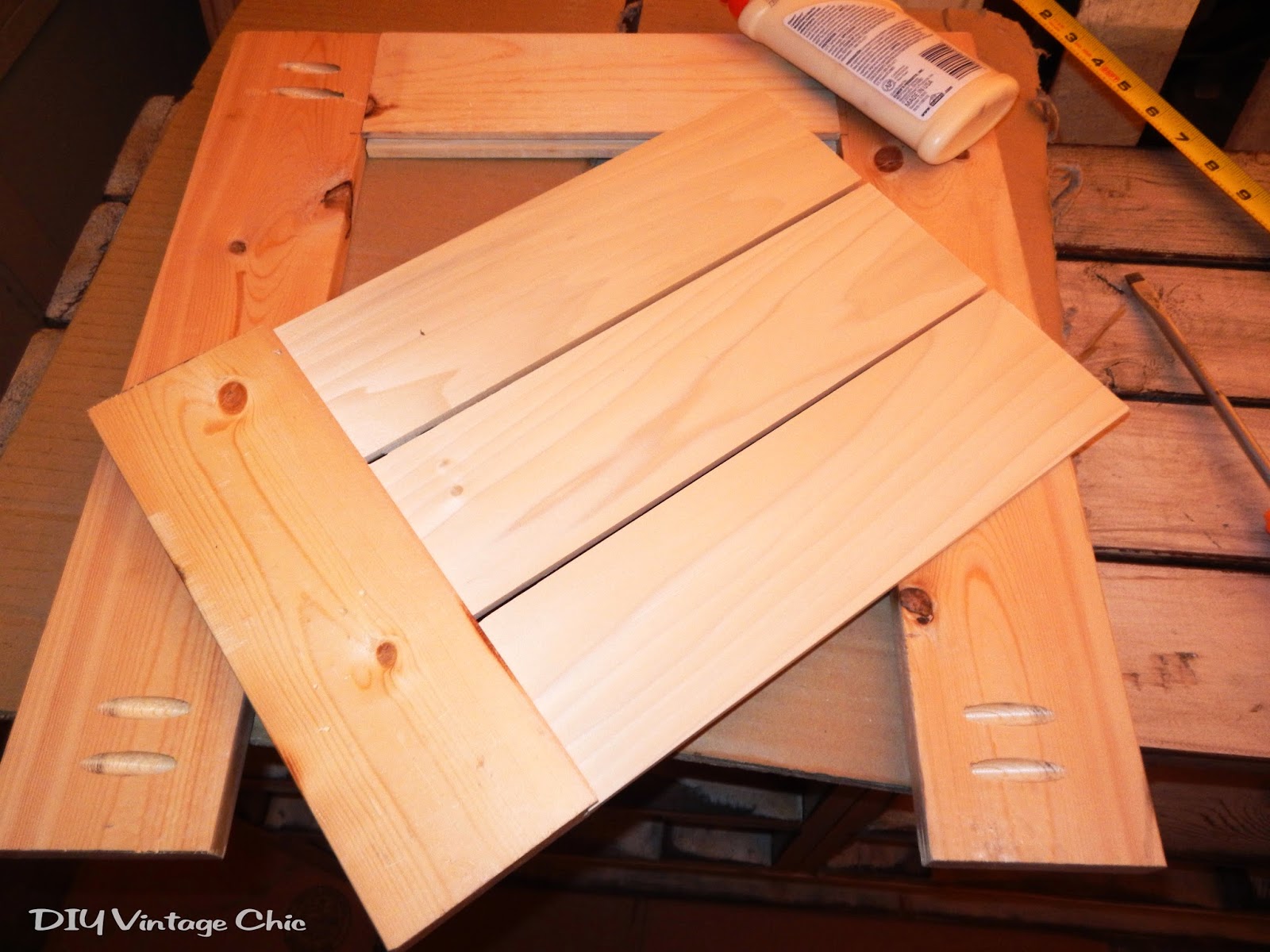 DIY Vintage Chic: DIY Rustic TV Stand