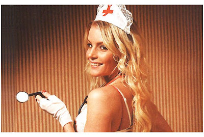 la sueca alexandra larsson disfrazada de sexy enfermera