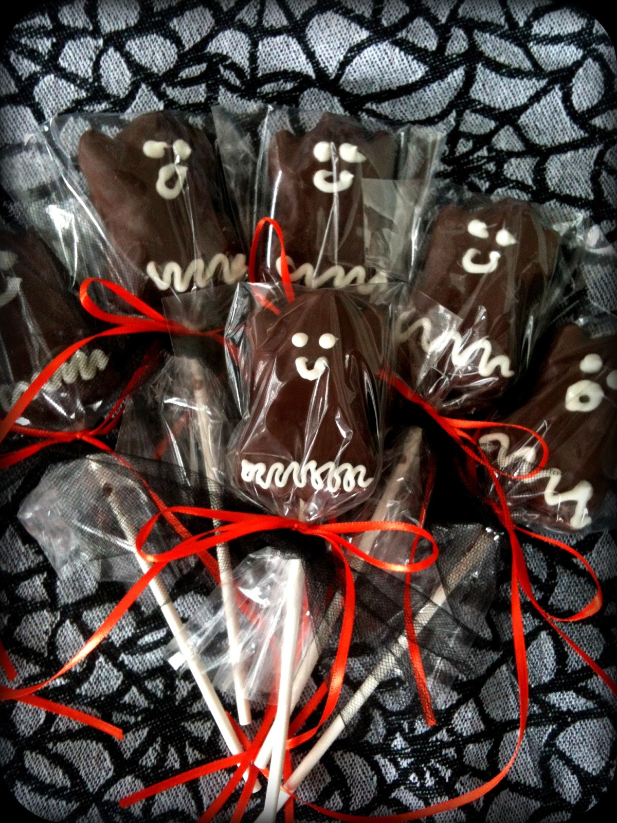 Easy Halloween Treat Chocolate Dipped Ghosts on a Stick!
