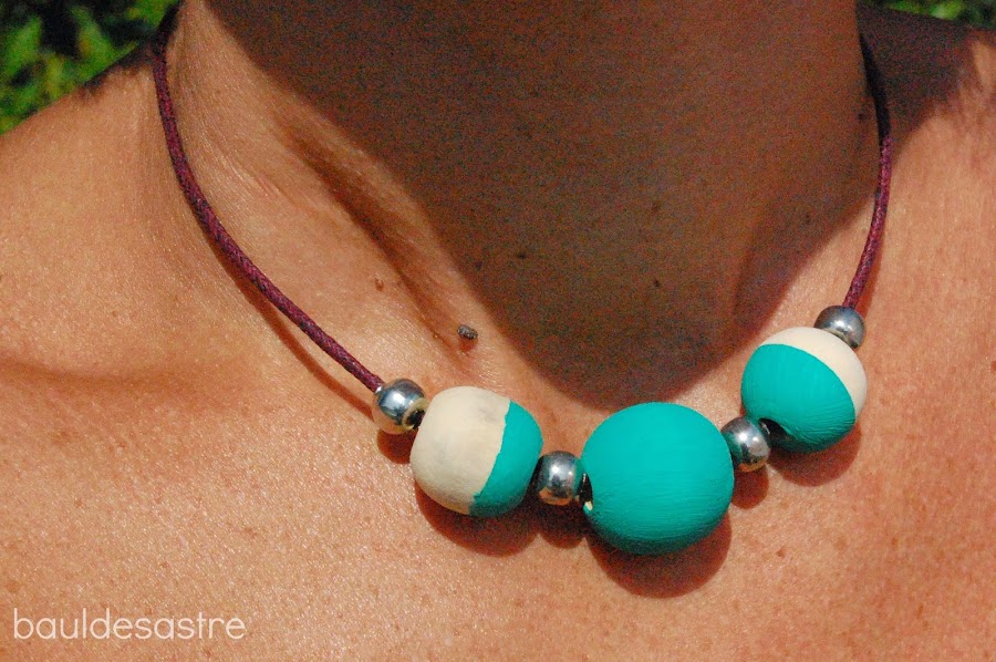 collar con bolas de madera