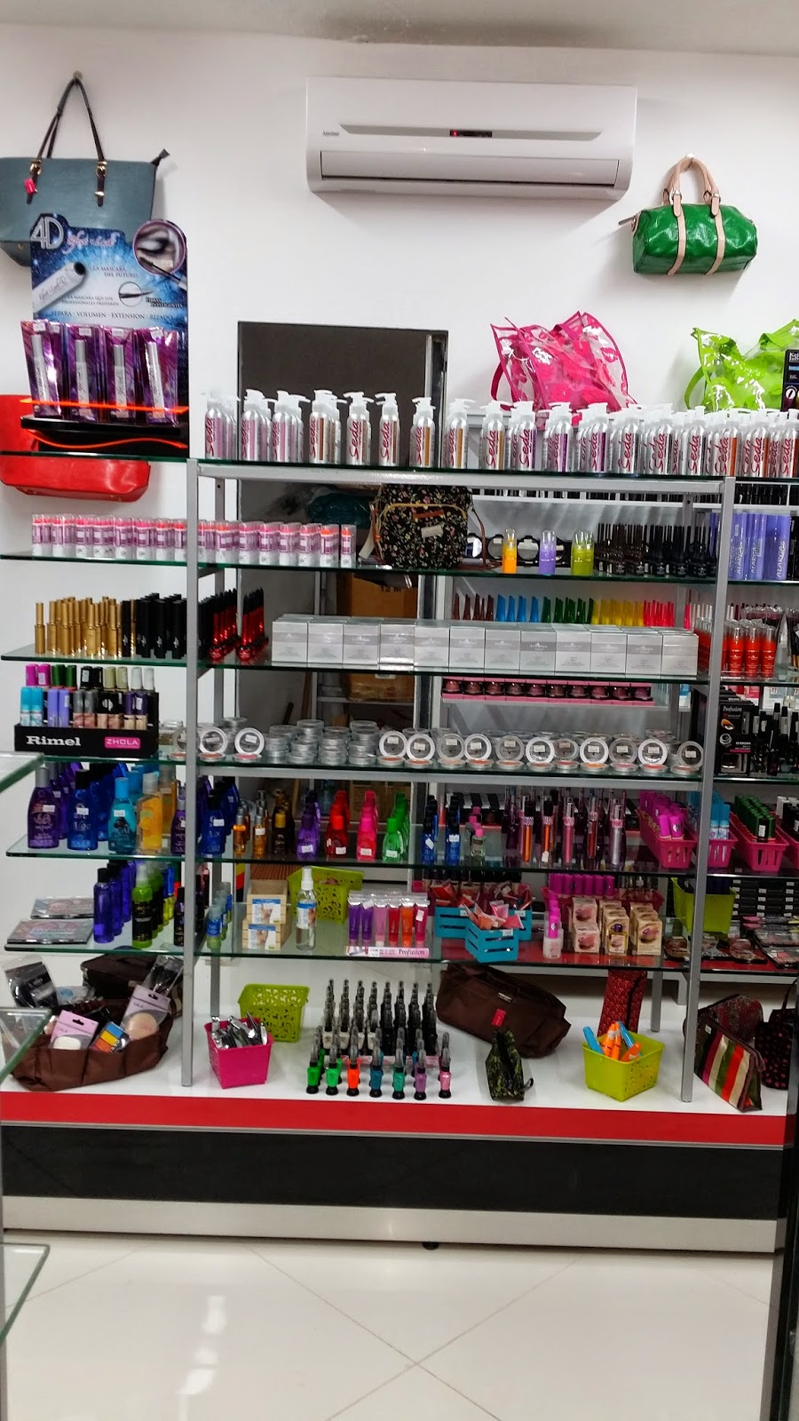 CARPINTERÍA FINA: TIENDA ZHOLA UBICADA EN PLAZA ZENTRALIA COLIMA COL.