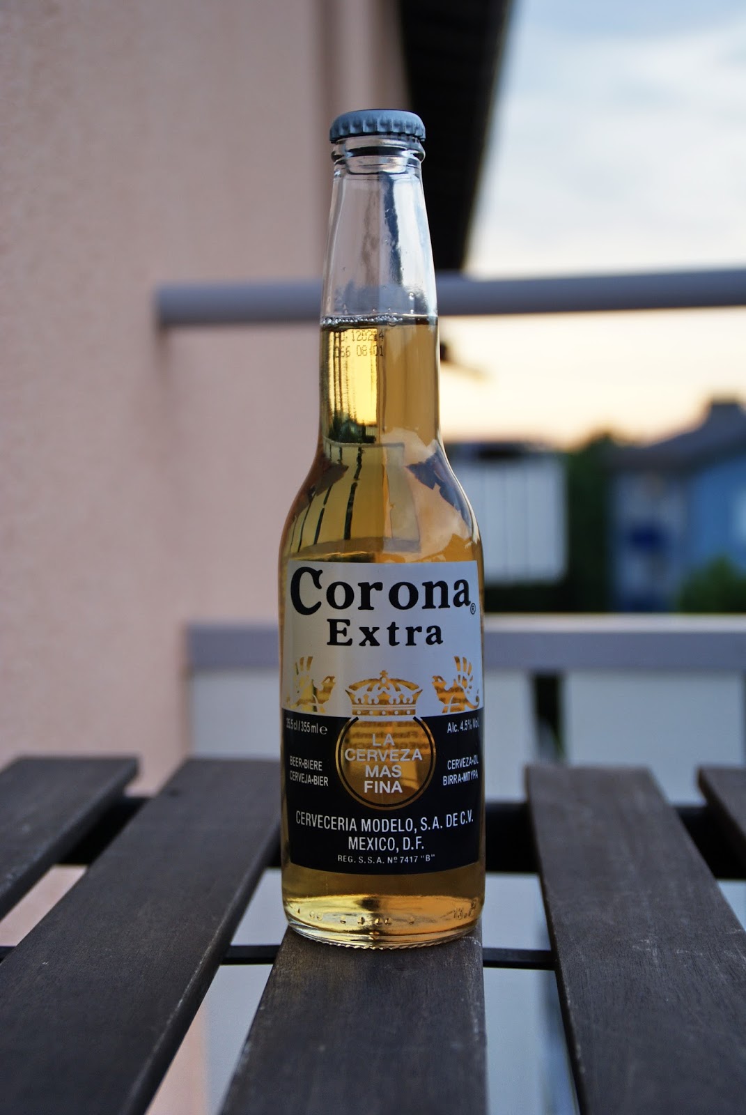 Как пить пиво корона. Corona Extra 0.33. Сибирская корона Экстра 0.33. Сибирская корона Экстра пиво. Корона Экстра крепость 0,33.