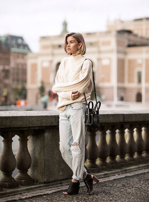 Street style | Cream knitted sweater, boyfriend jeans, black purse and ...