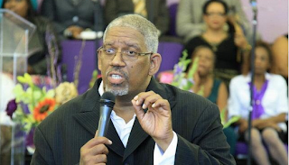 Pastor muere en el púlpito tras cantar canción secular