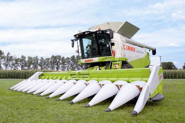 Maquinaria agrícola cosechadora 