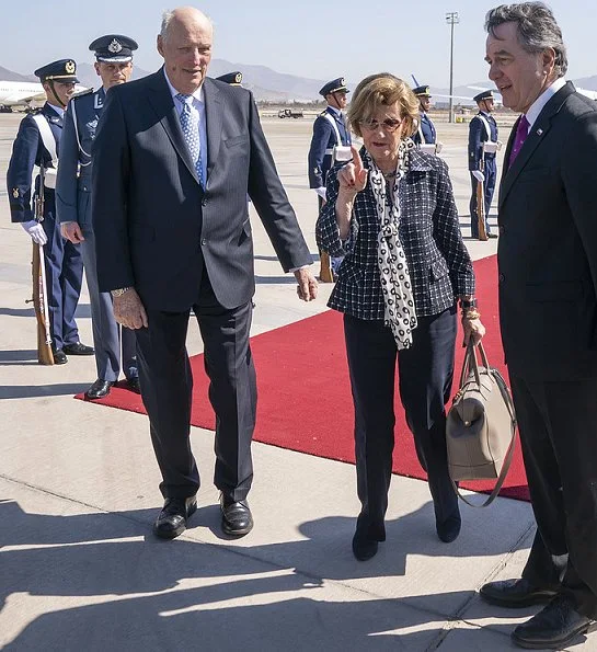 King Harald and Queen Sonja arrived in Santiago, the capital of Chile. President of Chile Miguel Juan Sebastián Piñera