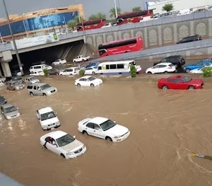 सऊदी अरब में भारी बारिश, मदीना की सड़कों पर बाढ़ जैसे हालात