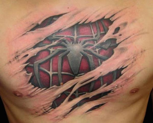 Rasgado a pele do homem-aranha tatuagem no peito