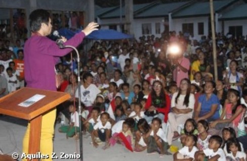 Manny Pacquiao entregando casas a pobres de Filipinas