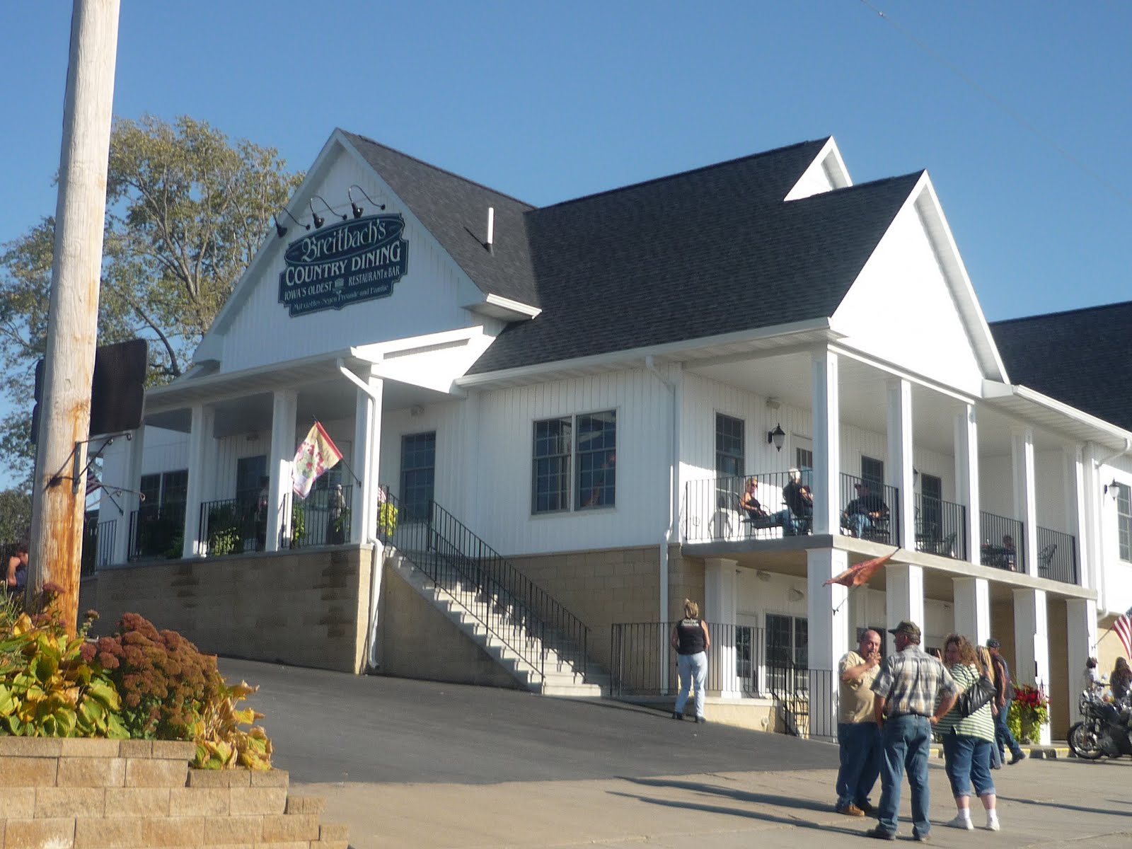 Smokin' Chokin' and Chowing with the King The Great River Road MN & IA