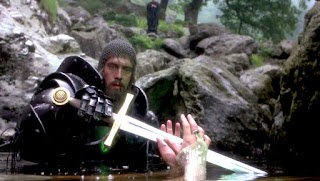 La dama del lago entregando la espada Excalibur al Rey Arturo La dama del lago entregando la espada Excalibur al Rey Arturo