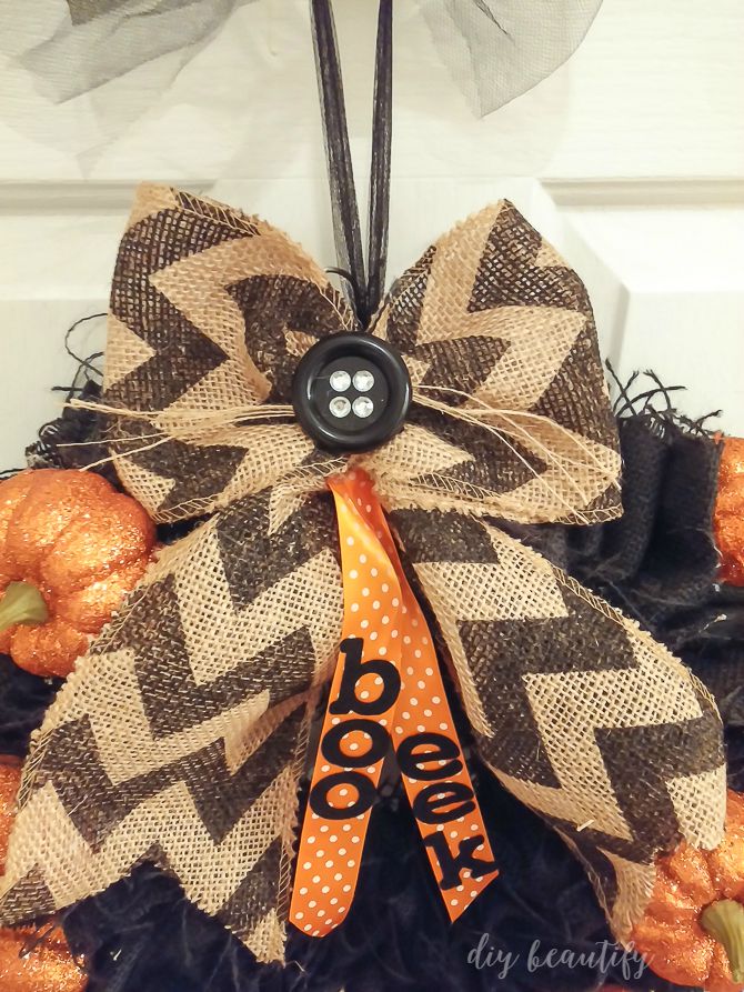 Fabulous and easy burlap wreaths to make! Find out how at diy beautify!