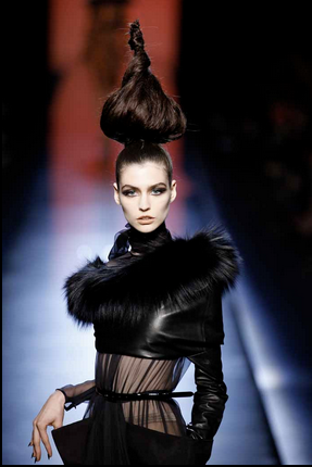 Μια απίστευτη επίδειξη σχεδίων γούνας, που παρουσιάστηκε στο πρόσφατο παρισινό Haute Couture