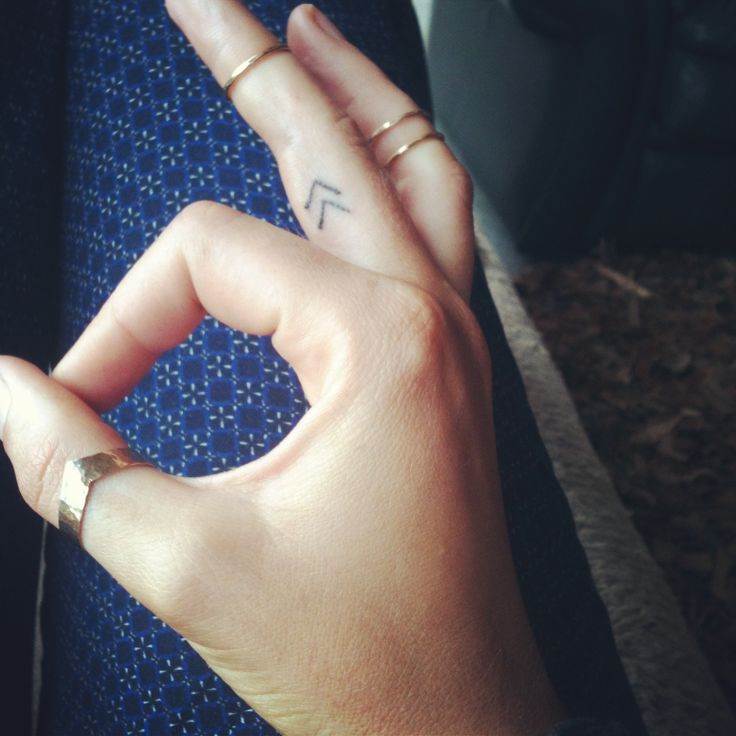 vemos tatuaje vikingo en los dedos