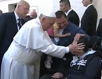 el papa francisco haciendo un exorcismo