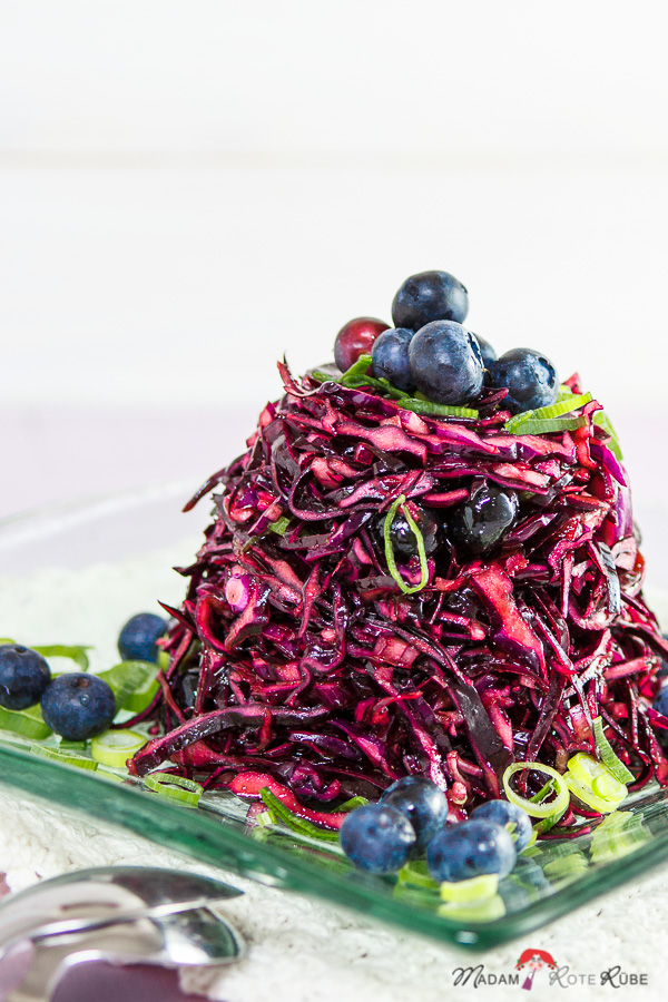 Winterlicher Rotkohlsalat mit Blaubeeren &amp; Lauchzwiebeln - Madam Rote Rübe