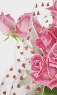 صورة زهور جورية مع شريط به شكل قلب حب بخلفية رومانسية للجوال