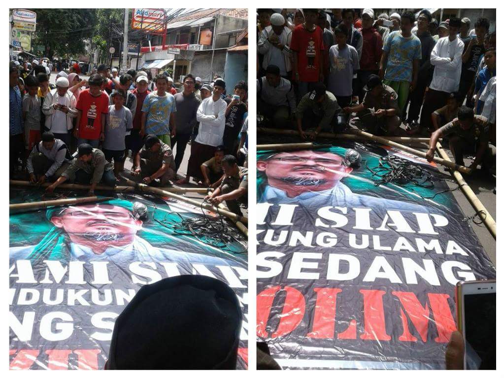 Image result for Warga Protes Pemasangan Spanduk Bergambar Rizieq Shihab