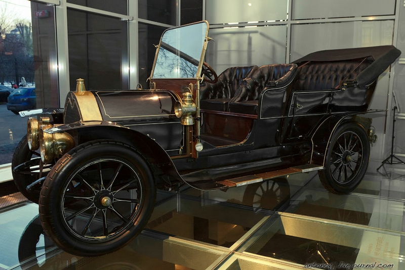 TECH HEIGHT A collection of vintage cars in Autoville