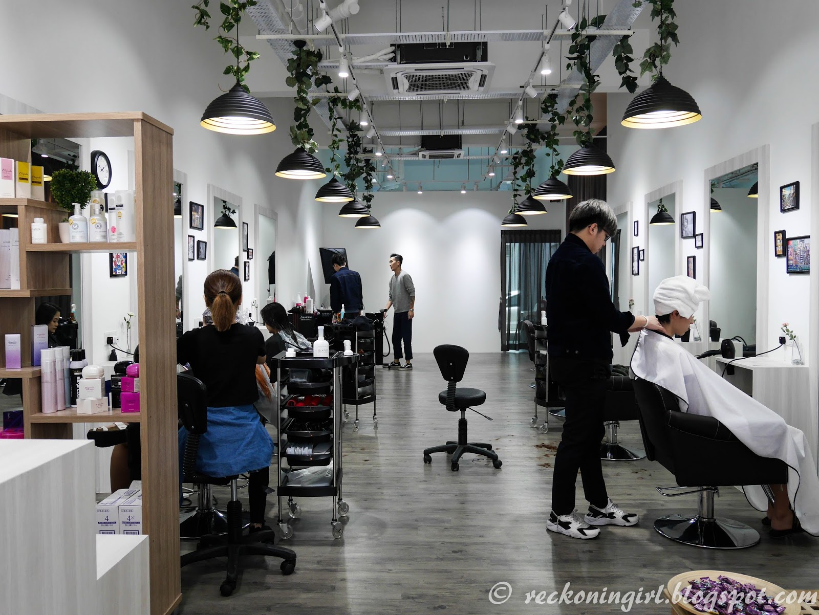 90's Hairstyle Salon The Place To Go For Instaworthy Hair Color Trend