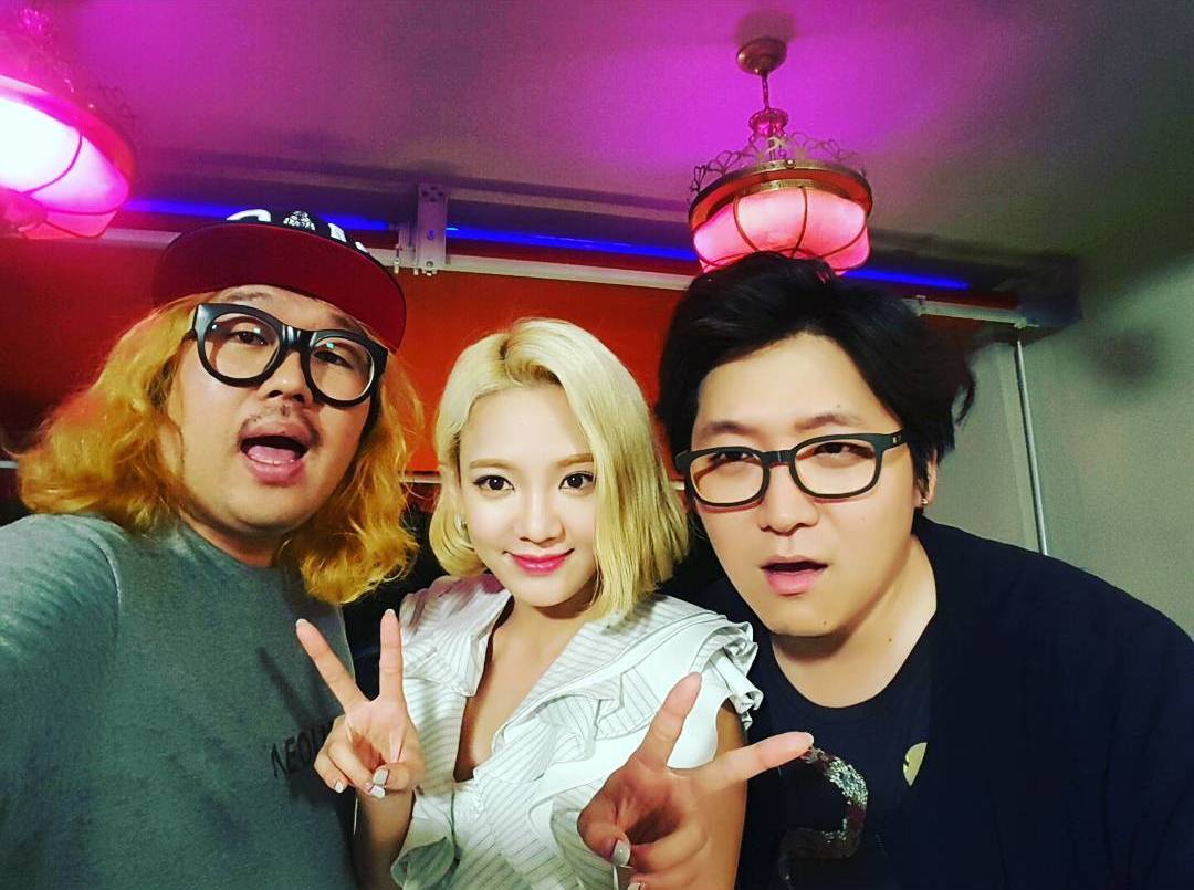 Check Out Snsd Hyoyeon S Picture With Onstyle Tv Producers Wonderful Generation