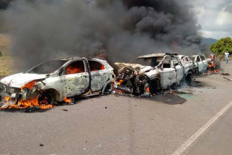 Engavetamento com veículos queimados deixa feridos na Bahia