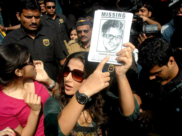 Vidya Balan1 - Vidya Balan promotes 'Kahaani' at Khar station