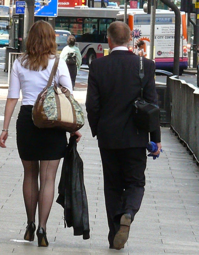 Интеллектуальный юмор в картинках. Что он увидел на улице. Что он увидел на улице. В чулках. Встреча на улице.