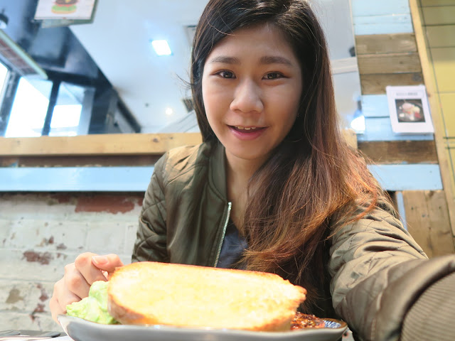 selfie and breakfast at metro burgers, melbourne, australia
