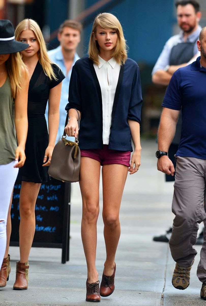 Шорты звезд. Taylor Swift в шортах. Тейлор Свифт в шортах. Тейлор Свифт рост. Тейлор Свифт в Нью Йорке.