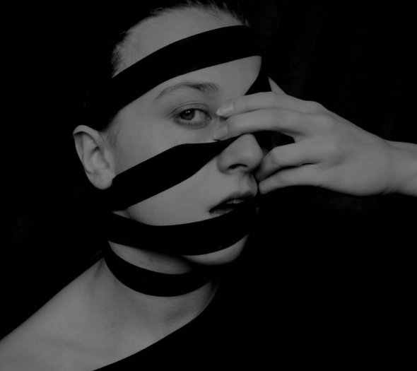 Aleksandra Wasilewska vasilevska.x instagram fotografias auto retratos preto branco surreal emotivo fashion