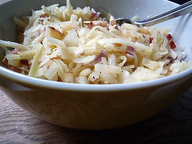 Bolli&amp;#39;s Kitchen: Salade de chou aux lardons, pommes et cumin ...