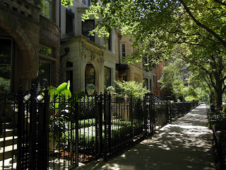 Historic mansions in the Gold Coast Neighborhood in downtown Chicago, Illinois