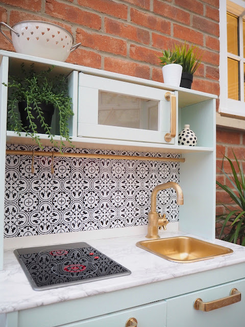 Ikea hack DIY Duktig play toy kitchen makeover. How to upcycle the IKEA toy kitchen oven using Rustoleum spray paint, Valspar paint, marble contact paper and tile stickers. Step by step tutorial to make over your IKEA play kitchen.