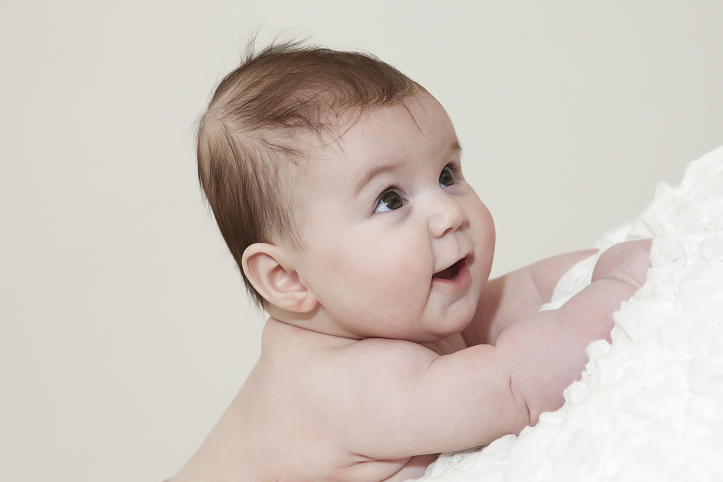 Уход за ребенком в 5 месяцев. 5 Месяцев ребенку. Русые волосы у новорожденного. Ребенок 2 5 месяца. Дети 5 месяцев фото.