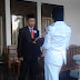 DR.Ir.Marjani Sultan Msi, Plt.Sekda Pemkab Kep.Selayar Terima Bendera Dari Paskibra Di Rujab Bupati