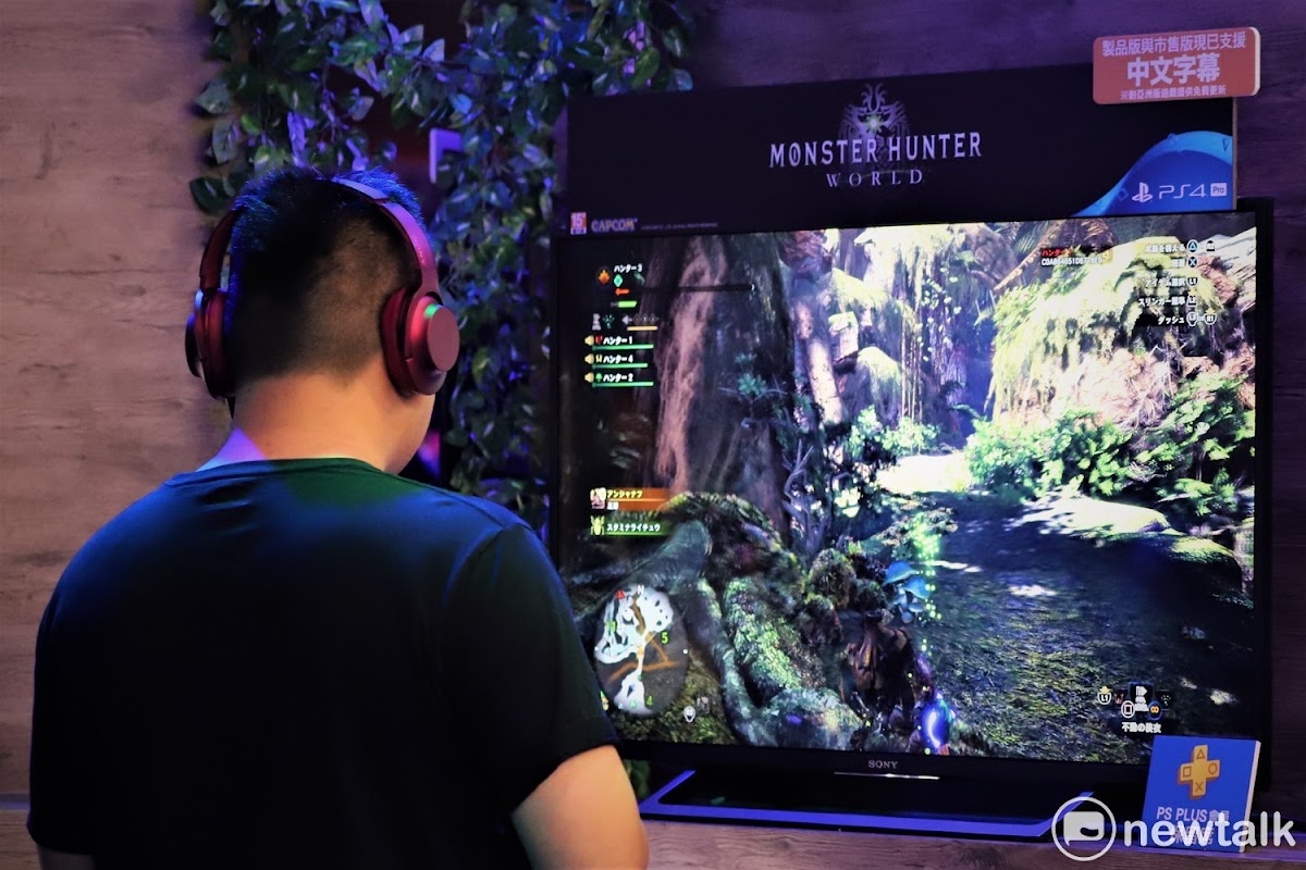 在娛樂周邊方面，HTC帶來CES 2018推出的全新VR虛擬實境裝置VIVE Pro首度在台與玩家見面。