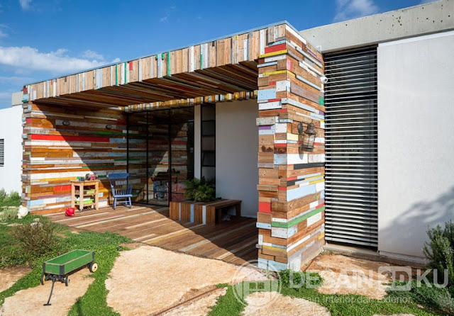 Desain Rumah Dengan Dinding Scrap Wood