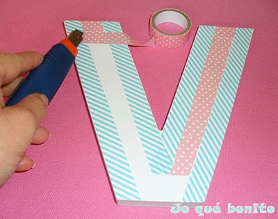 Letra V decorada con washi tape