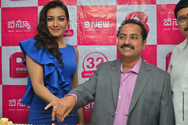 Catherine Tresa launches B New Mobile Store at Eluru