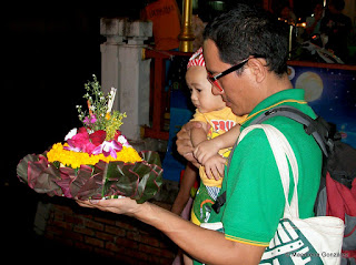 LOY KRATHONG. FLORES EN EL AGUA, BANGKOK. TAILANDIA