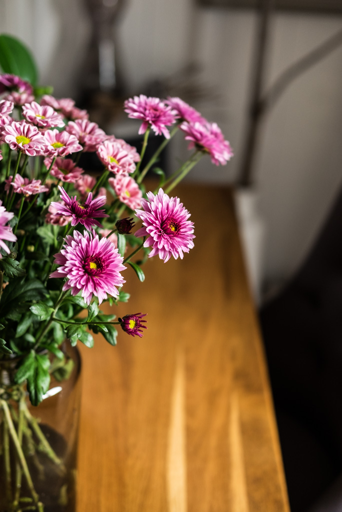 Chrysanthemen-Blumendeko in Cyclam und Babyrosa by fim.works Lifestyle Blog