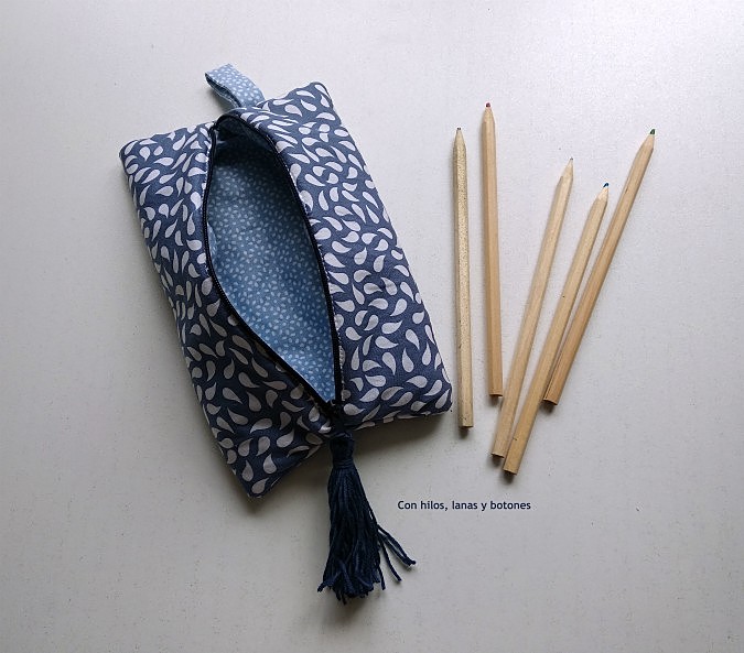 Con hilos, lanas y botones: Estuche azul forrado y con cremallera