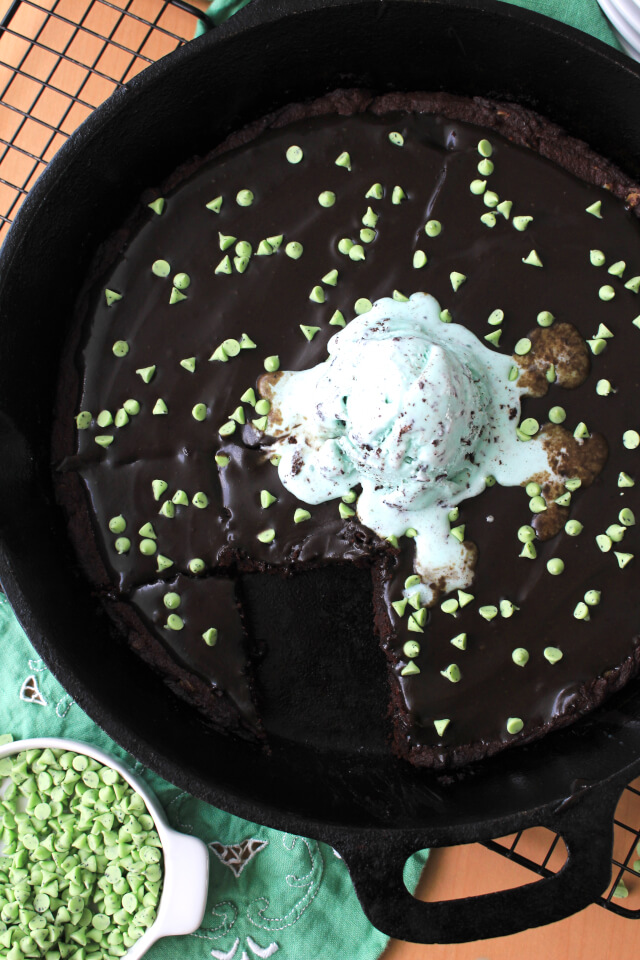 These dense and fudgy Mint Chocolate Chip Skillet Brownies are egg free, naturally sweetened, and made with gluten free chestnut flour! #ad @nutsdotcom