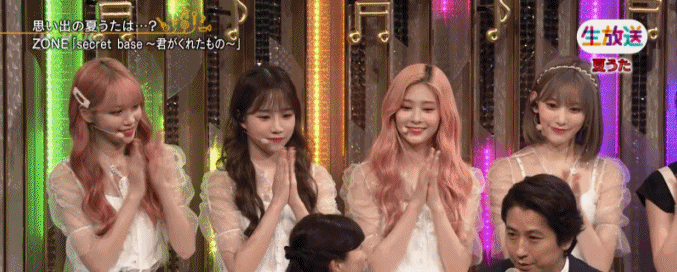 유리를 바라보는 언니들과 친구