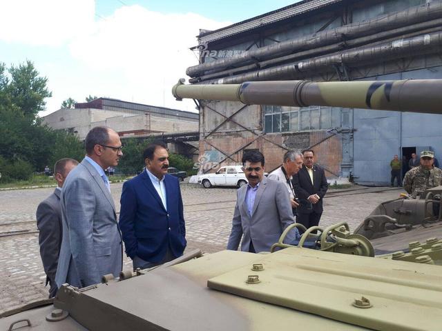صفقه بقيمه 600 مليون دولار لتحديث دبابات الجيش الباكستاني من قبل اوكرانيا  Pakistani%2Bmilitary%2Bdelegation%2Bvisits%2BUkrainian%2BKharkov%2BTank%2BFactory%2Bfor%2BT-80UD%2BMBTs%2B2