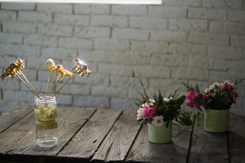 Palitos con animalitos de plástico diy