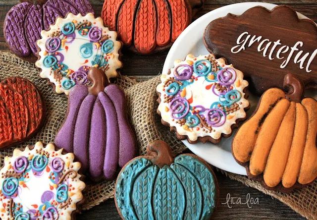Decorated sugar cookies that look like water color wreaths -- tutorial
