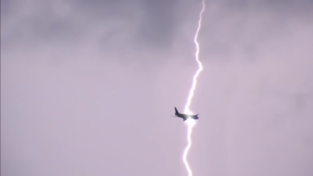 Detik-Detik Mengerikan: Baru Take Off, Pesawat ini Terekam Kamera Terjebak Badai dan Tersambar Petir