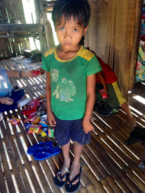 Poor Boy Eating Rice with Junk Food as 'ULAM' for Lunch Receives Help from Netizens Poor Boy Eating Rice with Junk Food as 'ULAM' for Lunch Receives Help from Netizens